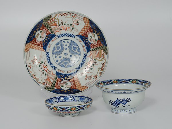 Chinese Imari Tablewares : China. An assembled group of three pieces of Imari tablewares, including an unmarked charger, footed bowl, and small footed dish. The two footed tablewares have the same six-character Chinese mark on 
