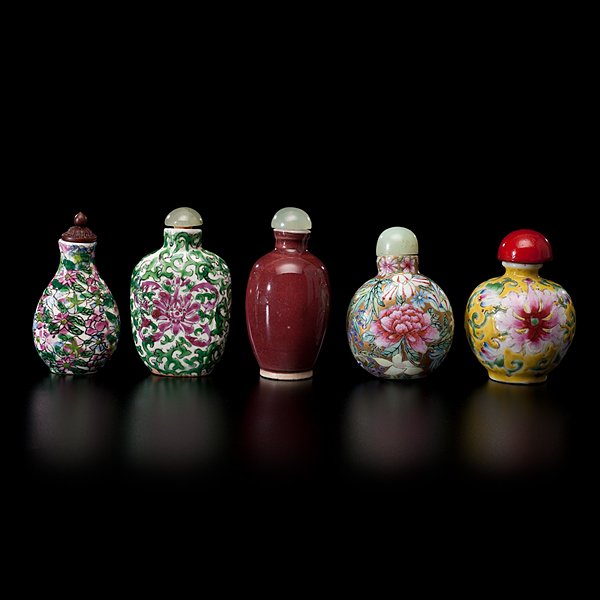 Chinese Porcelain Snuff Bottles : Chinese Porcelain Snuff Bottles Chinese, 20th century. Five porcelain snuff bottles, including one with thousand flowers motif and jade top, having a red underglaze four-character Qianlong ma