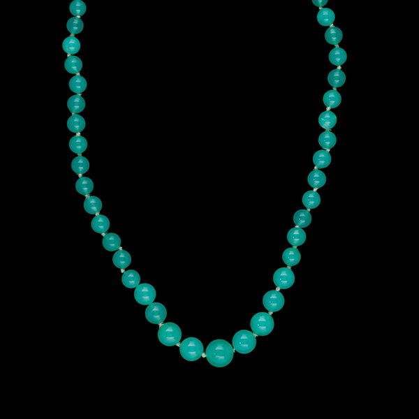 18k Buccellati Chrysoprasa Beads and Clasp: 18k yellow gold and graduated chrysoprasa bead necklace, each bead measuring between 5.62 and 10.07 mm, hand knotted on silk with Buccellati 18K gold clasp weighing approximately 1.0 dwt; lg.18 in.