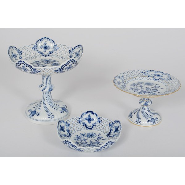 Meissen Blue Onion Compotes and Bowl : Meissen Blue Onion Compotes and Bowl Continental, 20th century. An assembled group of Meissen reticulated tablewares in the Blue Onion pattern including two compotes and one bowl, with gilding to th