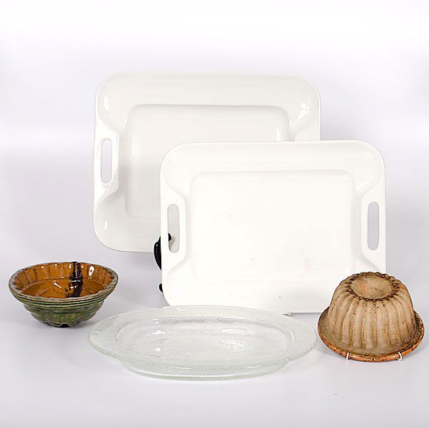 Williams Sonoma Serving Trays and Earthenware Pudding: 20th century. The lot includes two white Williams Sonoma serving trays and two unmarked earthenware pudding molds, PLUS a clear glass serving tray; lg. of largest tray 19.5 in.