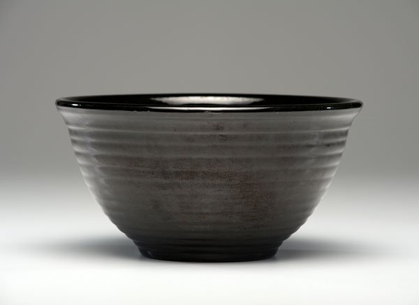 Bauer Pottery Large Mixing Bowl : Bauer Pottery Large Mixing Bowl A large Bauer Ringware mixing bowl in black; ht. 5.25, dia. 10.75 in.