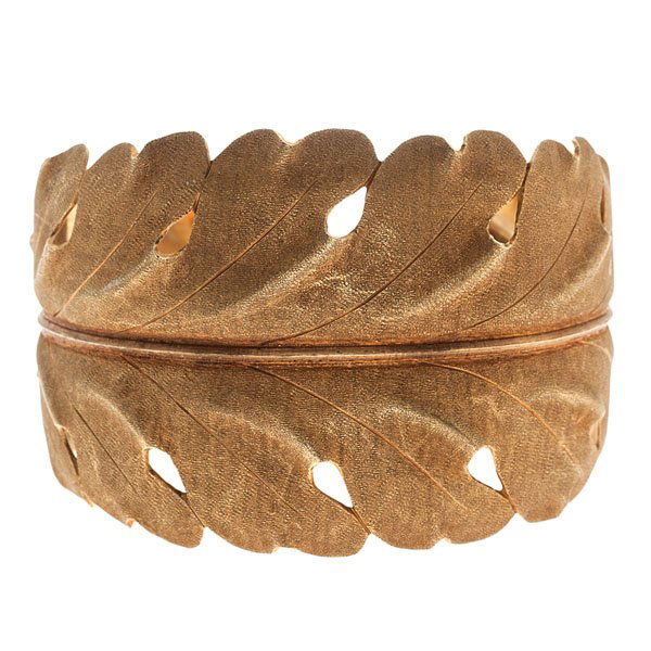 Buccellati "Oak Leaf" 18 Karat Cuff Bracelet : Mario Buccellati signed Oak Leaf cuff bracelet, ca 1950, with the original box. Hand-engraved and signed M. Buccellati 750. 29.3 dwt. Approximately 7 in. length Design aesthetic and craftsmanship ha