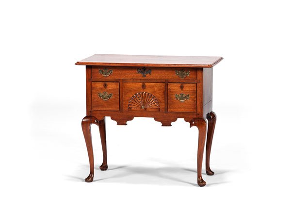 American Queen Anne Dressing Table : American Queen Anne Dressing Table American (Massachusetts), 18th century. A Queen Anne dressing table (or low boy) in mahogany, having an overhanging top, over one long drawer and three short drawe