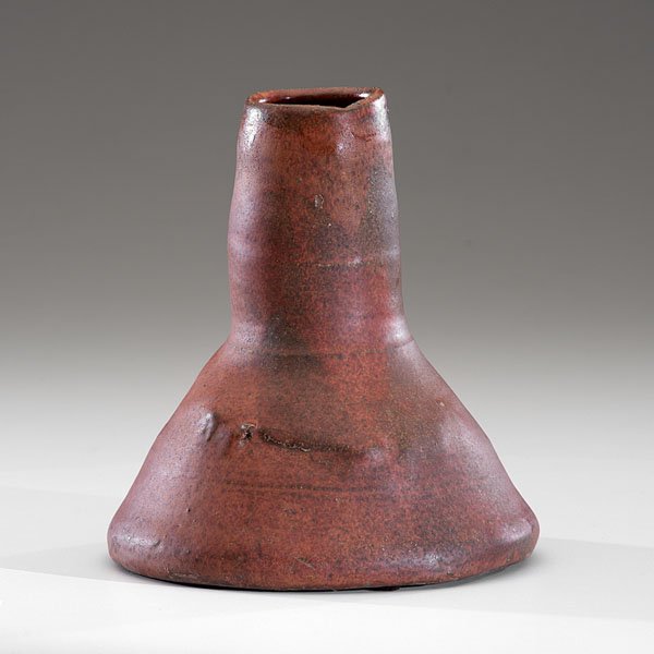 Robert Turner (1913-2005; USA) : Robert Turner (1913-2005; USA) de Chelly Vessel ca 1968 Stoneware; ht. 8.25, dia. 7.75 in. Artist signature marked on base. Includes Robert Turner; Shaping Silence, A Life in Clay by Marsha Mi