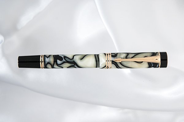 Parker 1996 Norman Rockwell Limited Edition Fountain: Parker 1996 Norman Rockwell Limited Edition Fountain Pen This Parker 1996 Norman Rockwell limited edition fountain pen features true Duofold styling in a limited edition cartridge/converter Parker w
