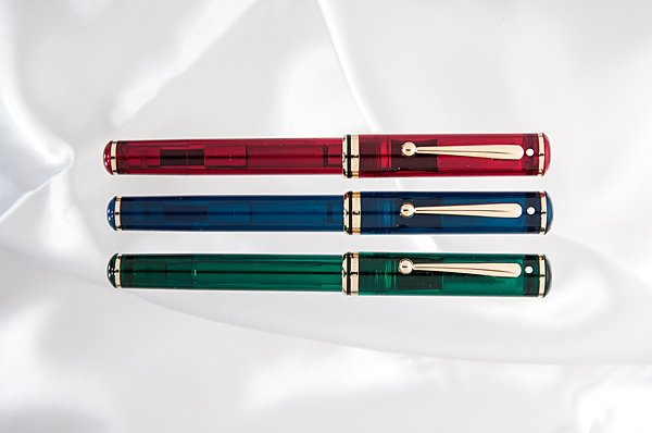 Sheaffer 1998 "Levenger Seas" Fountain Pen Set : Sheaffer 1998 "Levenger Seas" Fountain Pen Set This "Seas" collection of three pens, by Sheaffer for Levenger, is based upon the Sheaffer "Connoisseur" fountain pen. The "Tasman Sea" has both barrel