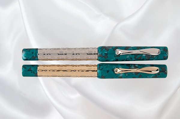 Visconti Rare 1993 "Uffizi Special Reserve" Fountain: Visconti Rare 1993 "Uffizi Special Reserve" Fountain Pens In this lot, we offer Uffizi pens, "Special Reserve" also vacuum-fill, having the cap and blind cap of the same green and charcoal "crushed 