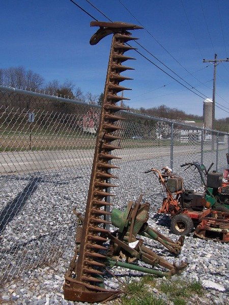 John Deere 3pt Sickle Bar Mower for Tractors!!: Mower apprears to be complete ready to put on your tractor. This Sickle bar is comes with Pitman arm. Lot#10362 This is an auction to be held on our premises, on Monday April 9th, starting at 8:30 a.m