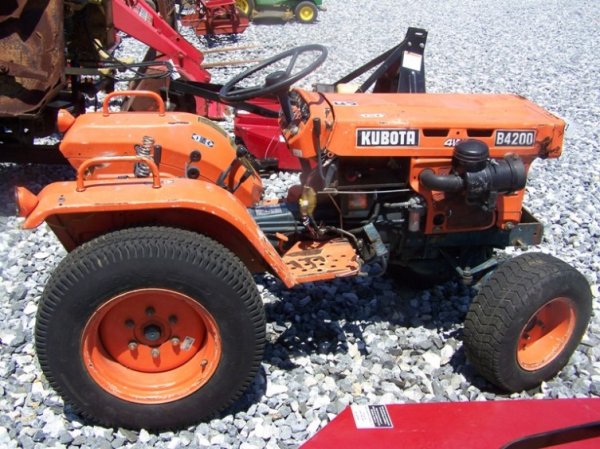 Kubota B4200 4x4 Tractor "Fixer Upper"! - 3