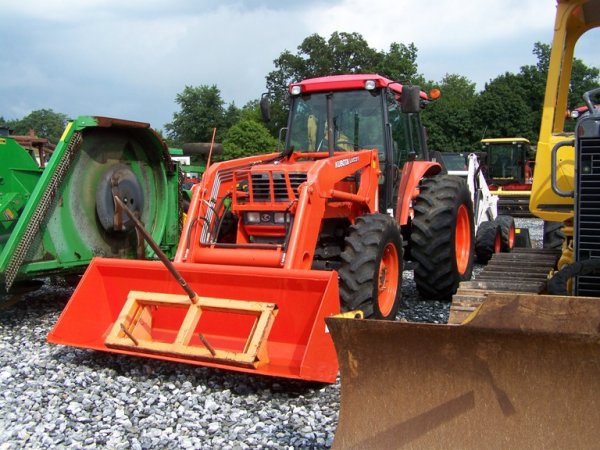 Kubota M9000 4x4 Tractor Loader with Cab
