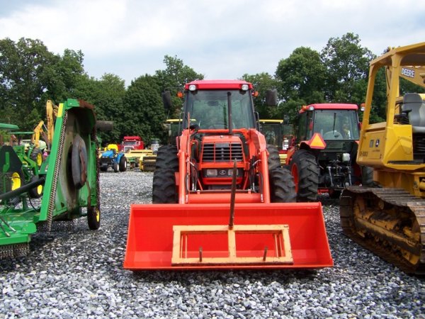 Kubota M9000 4x4 Tractor Loader with Cab - 2