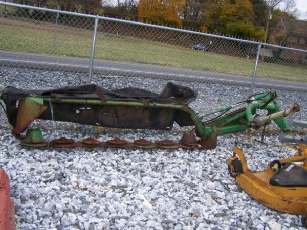John Deere 270' Disk Mower for Tractors Parts only: This is a John Deere 8' Disk mower for tractors. The cutter bar is locked up, this mower would be good for parts. This mower has 7 cutter disks, mounts to a standard cat 1 or 2 3pt hitch, and runs off