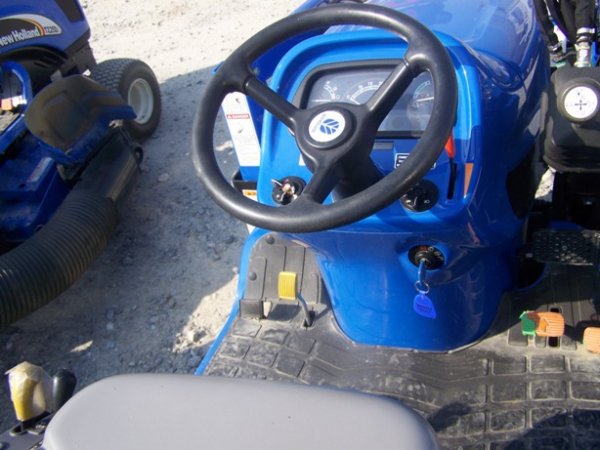 New Holland TZ22DA 4x4 Tractor Loader Backhoe - 6