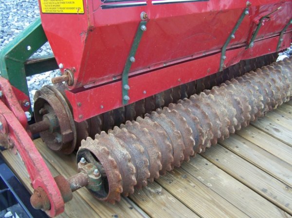 Brillion Landscape 64 3pt Packer Seeder for Tracto - 4
