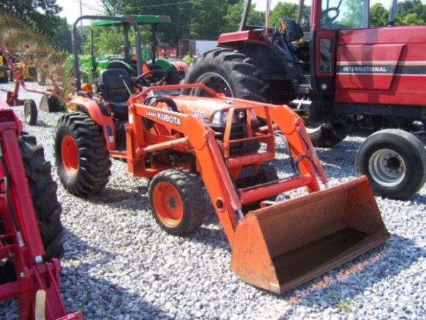 Kubota B2710 4x4 Compact Tractor with Loader: This is a nice 2000 Kubota B2710 4x4 compact tractor with LA 402 loader. This tractor has 27 horsepower diesel engine, shows 448, 52" bucket, power steering, hydrostatic transmission, 3pt hitch with 5
