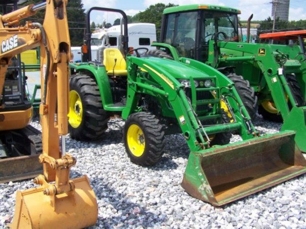 John Deere 4120 4x4 Compact Tractor with Loader: 2002 John Deere 4120 4x4 compact tractor with JD 400X loader. This tractor has 43 horsepower diesel engine, eHydro transmission, 617 hours, ROPS, 3pt hitch with 540 shaft PTO, and 17.5-24 R-4 rear tir