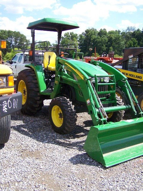 John Deere 4520 4x4 Compact Tractor with Loader: Nice 2005 John Deere 4520 4x4 compact tractor with 400X loader. This tractor is powered by a 53 horsepower diesel engine, hydrostatic transmission, 568 hours, canopy ROPS, new rubber 3pt hitch with 54