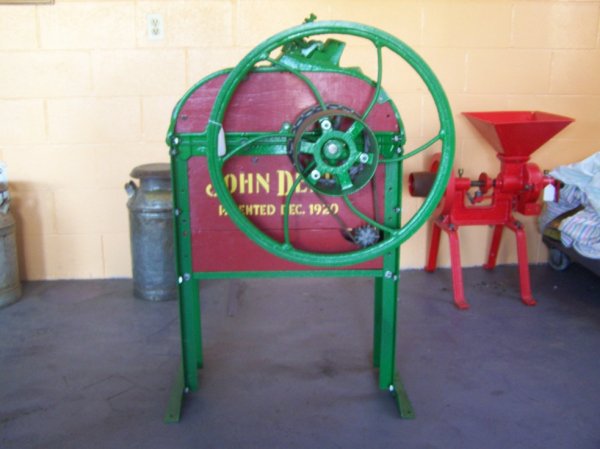John Deere Antique 1 Hole Corn Sheller Restored: Very nice restored John Deere 4216-C 1 hole hand crank corn sheller. The Charles H. Hazlett Estate Antique John Deere Tractor, Parts, Memorabilia, and tool auction. This is a due not miss event!!! Thi
