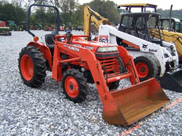 136: Kubota L2350 4x4 Compact Tractor With Loader : Lot 0136