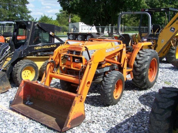 Kubota L2900 4x4 Compact Tractor with Loader: Kubota L2900 4x4 Compact Tractor with LA 480 Loader, 31 Horsepower Diesel Engine, Left Hand Reverser, 60" Bucket, Shows 1574 Hours 3pt Hitch with 540 Shaft PTO, 420/70-24 Rear Tires. This Tractor Does