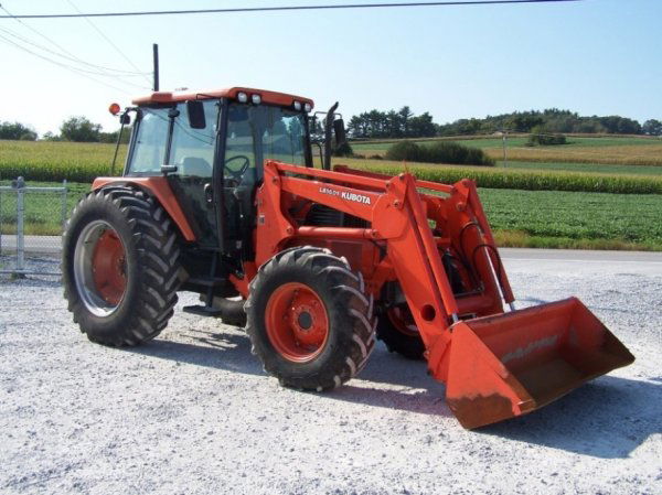 Kubota M120 4x4 Farm Tractor with Cab and Loader: Very Nice Kubota M120 4x4 Farm Tractor with Cab and LA1601 Self Leveling Loader, 120 Horsepower Diesel Engine, Left Hand Reverser,1930 Hours, Heat Air and Radio, 2 Remotes, 84" Bucket, 3pt Hitch with