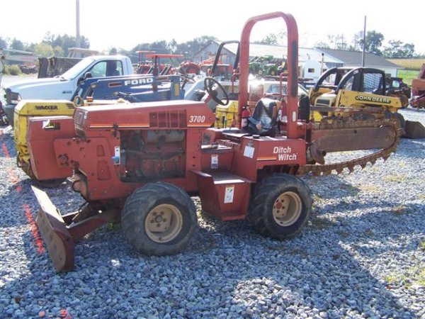 Ditch Witch 3700DD Ride On Trencher - 2