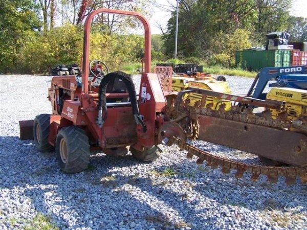 Ditch Witch 3700DD Ride On Trencher - 4