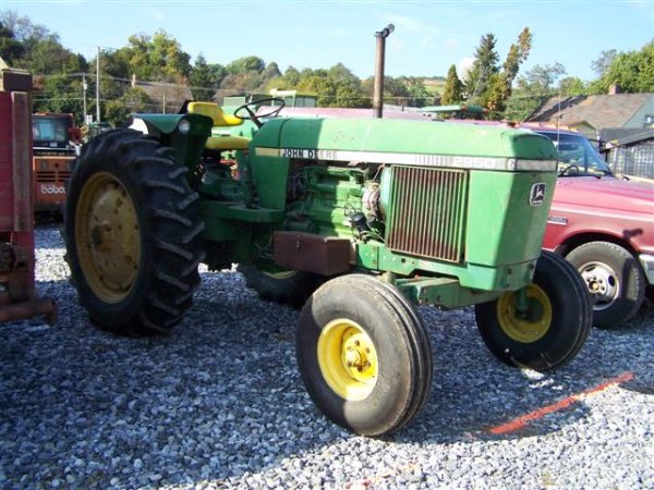 John Deere 2950 Farm Tractor, Fenders