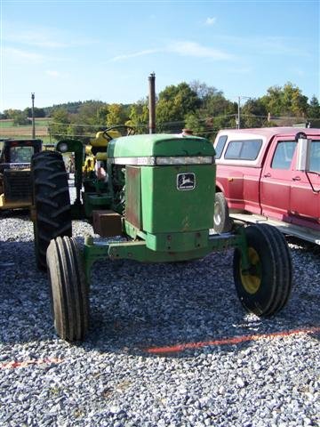 John Deere 2950 Farm Tractor, Fenders - 3