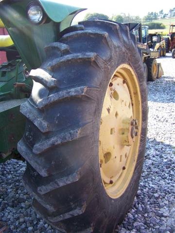 John Deere 2950 Farm Tractor, Fenders - 7