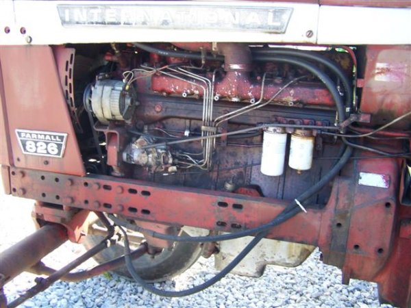 International 826 Hydro Farm Tractor  - 10