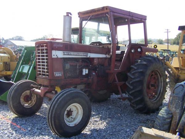 International 826 Hydro Farm Tractor  - 2