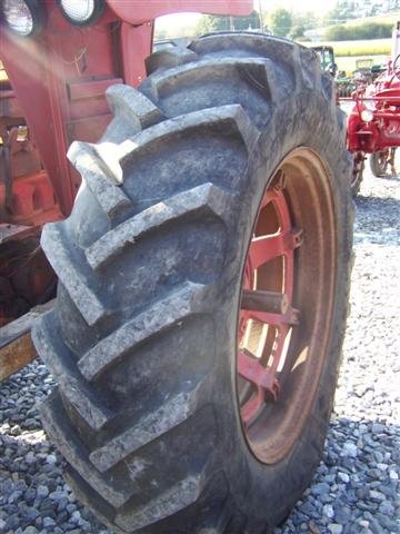 International 656 Farm Tractor with Loader, Fender - 7