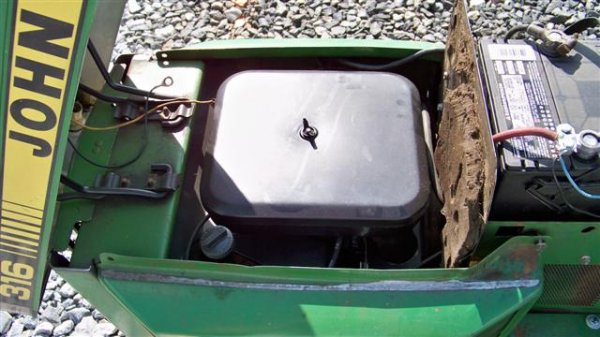 John Deere 316 Lawn & Garden Tractor, Front Hyd - 10