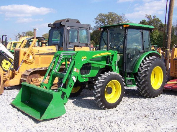 John Deere 5525 4x4 Farm Tractor Cab and Loader: Very Nice 6 Month Old John Deere 5525 4x4 Farm Tractor with Cab and 542 Loader, 103 Hours, Power Reverser Trans, 91 Horsepower, 3 Remotes, Heat Air Radio, 74" Bucket, 3pt Hitch with 540 Shaft PTO, and