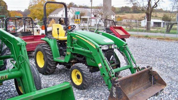John Deere 3320 4x4 Compact Tractor with Loader: 2005 John Deere 3320 4x4 Compact Tractor with JD 300CX Loader, 25 Horsepower, Ehydro, 661 Hours, 60" 4 in 1 Bucket, 3pt Hitch with 540 Shaft PTO, and 15-19.5 Rear Tires. Serial # LV3320H130885 This is