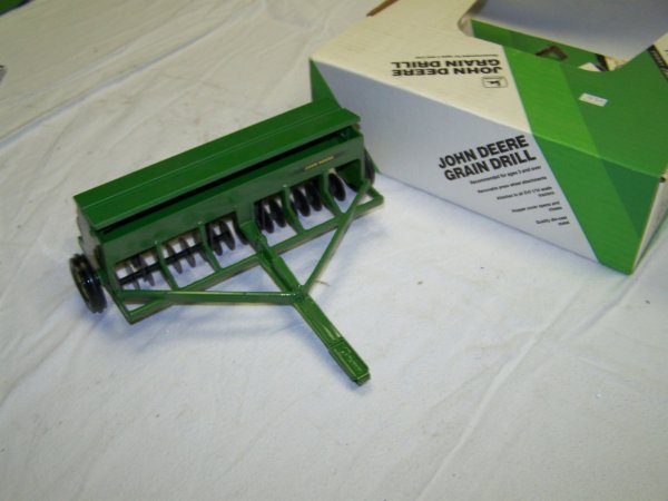 Ertl John Deere 452 Grain Drill for Toy Tractors - 2