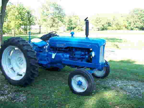 2302: 1955 Fordson Major Diesel Antique Farm Tractor - Dec 06, 2008 | G