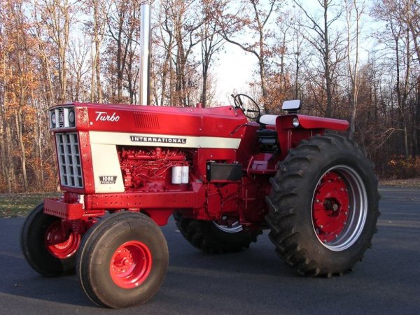International 1066 Farm Tractor with Fenders