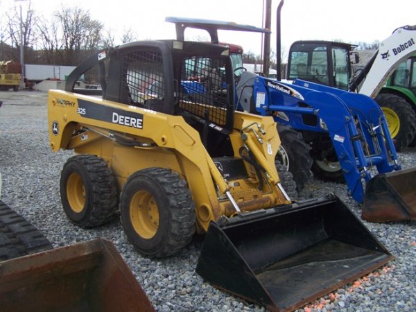 John Deere 325 Skid Steer Loader with OROPS