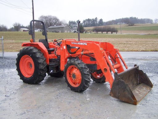 280: Kubota M6800 4x4 Utility Special Tractor with Load