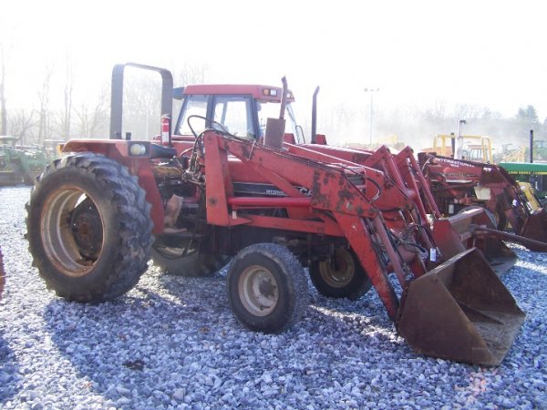 International 885 Farm Tractor with Loader