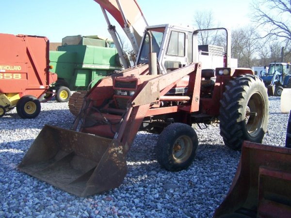 International 885 Farm Tractor with Loader - 3