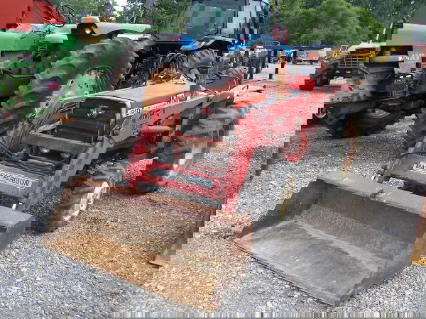 Massey Ferguson 210-4 Tractor w/ Loader: Massey 210-4 4 x 4 w/ 1016 Loader - Vin#2010 Runs and Drives, As is