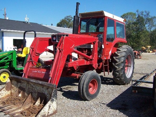 International 1066 w/ 2350 loader 2900 hours Super: IH 1066 with 2350 Quick attach loader. This machine has 2900 original hours and is truely one of a kind. There is no welds on the loader, has factory cab and air. Comes with tire chains. DO NOT MISS T