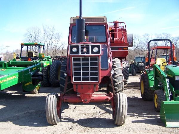 International IH 766 Farm Tractor w/ Cab & Air Nice - 2