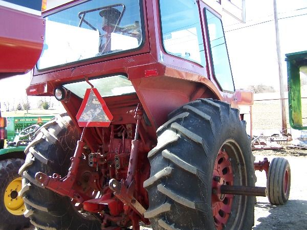 International IH 766 Farm Tractor w/ Cab & Air Nice - 8