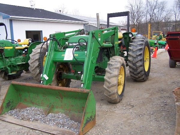JOHN DEERE 2350 4x4 w/ 245 S.L. Loader V-Nice tract