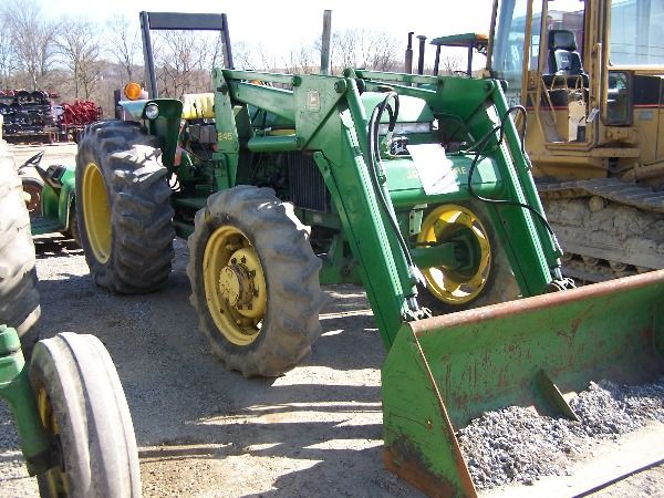 JOHN DEERE 2350 4x4 w/ 245 S.L. Loader V-Nice tract - 4